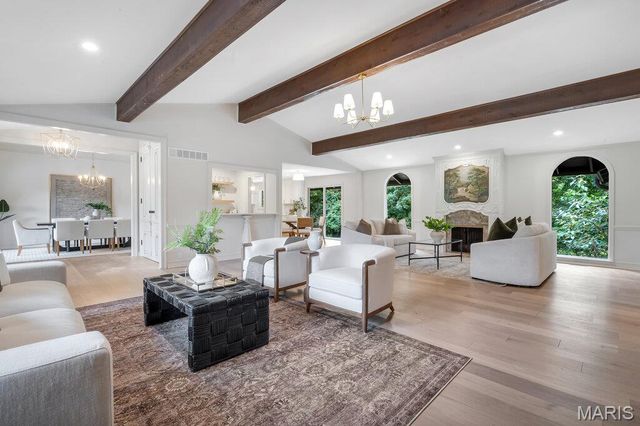 15 Meadowbrook Country Club Estate, Ballwin, MO 63011