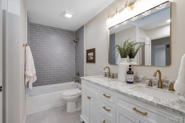 15 Meadowbrook Country Club Estate, Ballwin, MO 63011