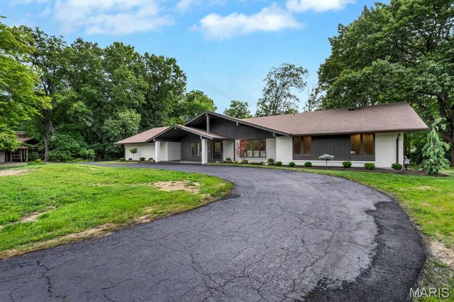 15 Meadowbrook Country Club Estate, Ballwin, MO 63011