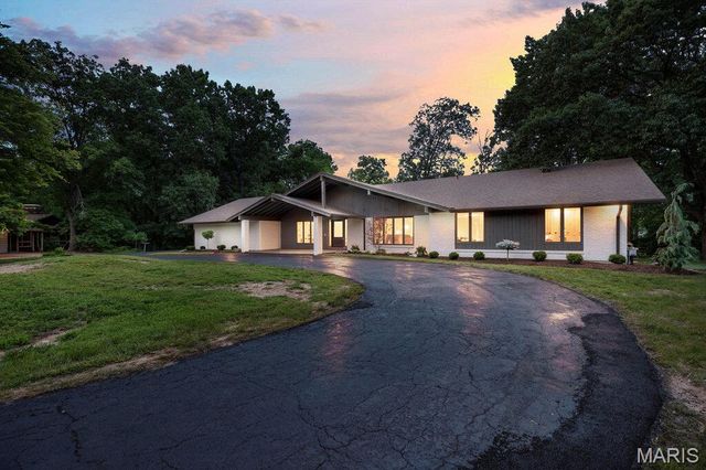 15 Meadowbrook Country Club Estate, Ballwin, MO 63011