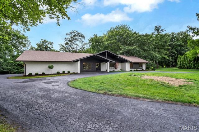 15 Meadowbrook Country Club Estate, Ballwin, MO 63011