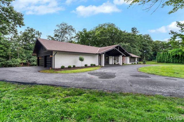 15 Meadowbrook Country Club Estate, Ballwin, MO 63011