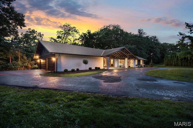 15 Meadowbrook Country Club Estate, Ballwin, MO 63011