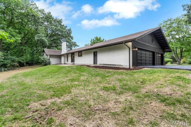 15 Meadowbrook Country Club Estate, Ballwin, MO 63011