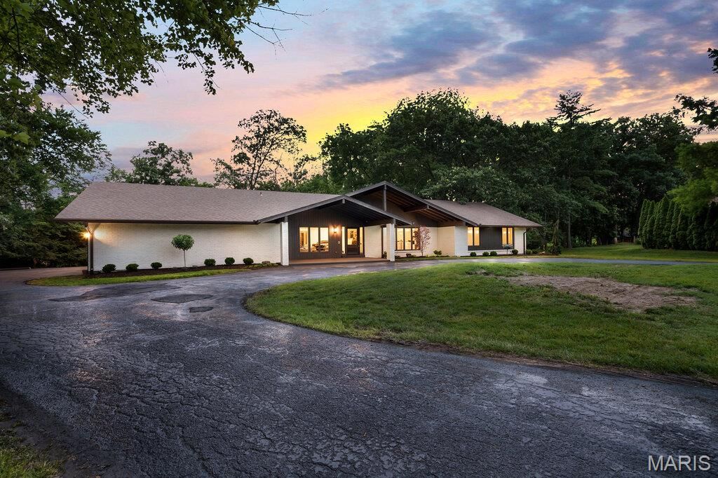 15 Meadowbrook Country Club Estate, Ballwin, MO 63011