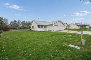 202 W Heatherwood Drive, Barberton, OH 44203