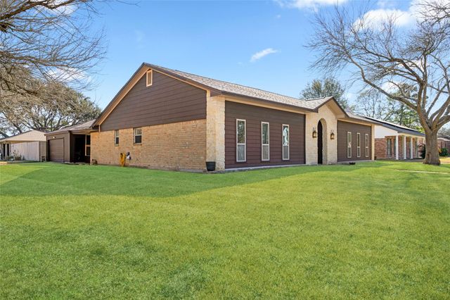 357 W Castle Harbour Drive, Friendswood, TX 77546