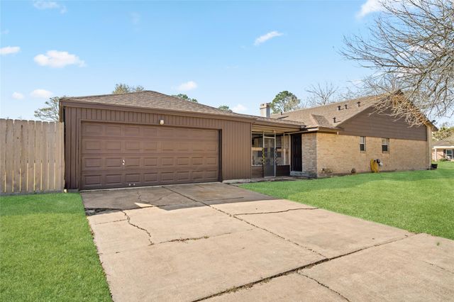 357 W Castle Harbour Drive, Friendswood, TX 77546