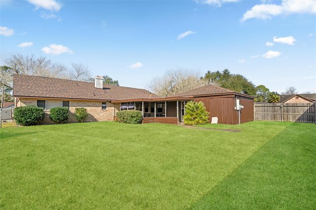 357 W Castle Harbour Drive, Friendswood, TX 77546