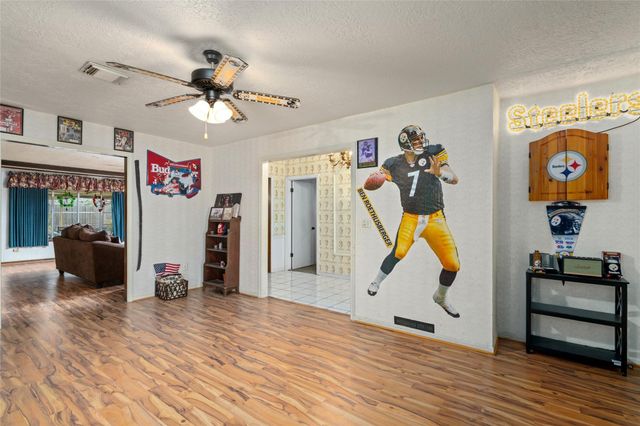 357 W Castle Harbour Drive, Friendswood, TX 77546