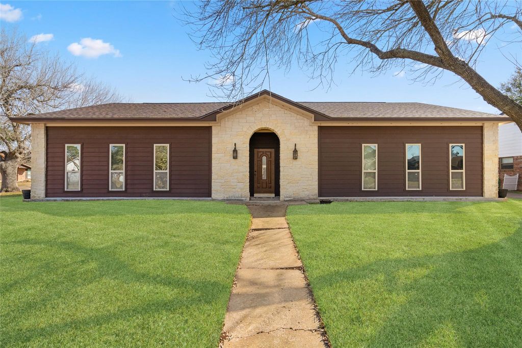 357 W Castle Harbour Drive, Friendswood, TX 77546