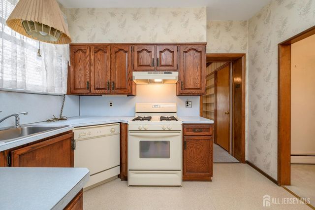 1120 Madison Hill Road, Clark, NJ 07066
