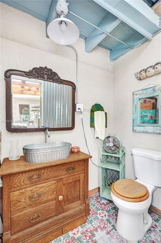 3030 NW 5th St, Miami, FL 33125