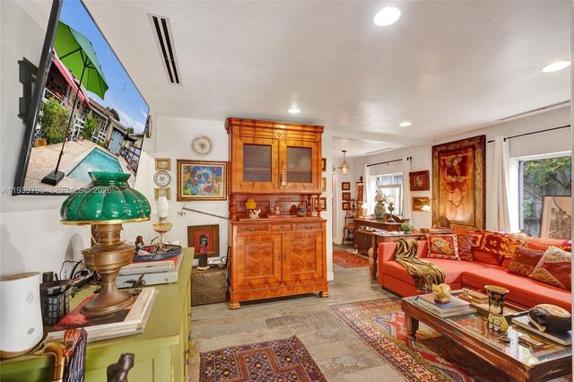 3030 NW 5th St, Miami, FL 33125