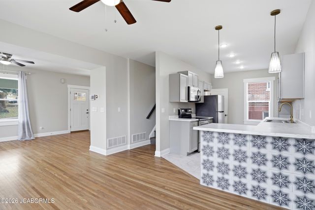 906 MONROE STREET, Jefferson City, MO 65101