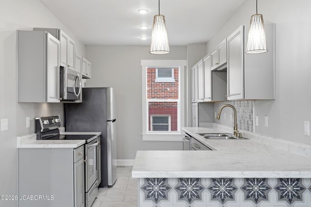 906 MONROE STREET, Jefferson City, MO 65101