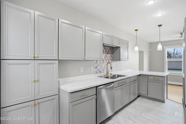 906 MONROE STREET, Jefferson City, MO 65101