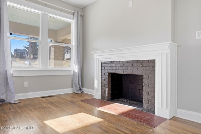 906 MONROE STREET, Jefferson City, MO 65101