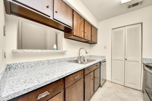 9433 Pagewood Ln, Houston, TX 77063
