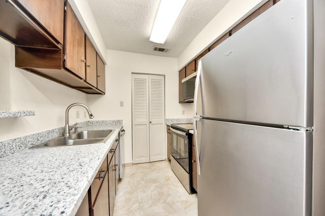 9433 Pagewood Ln, Houston, TX 77063