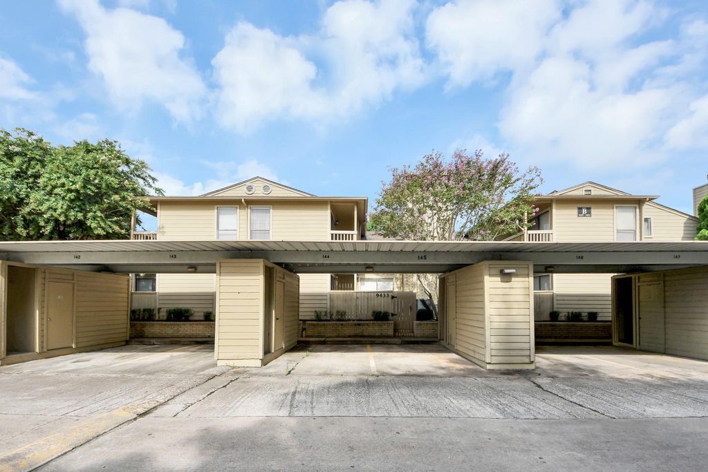 9433 Pagewood Ln, Houston, TX 77063