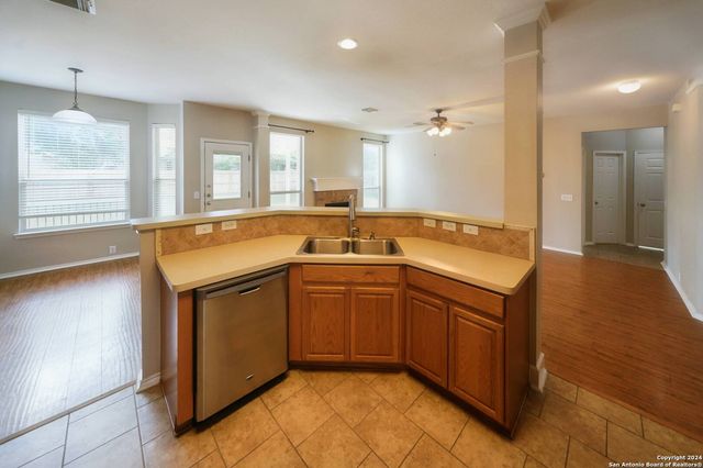 4736 GREEN BLUFF DR, Schertz, TX 78154