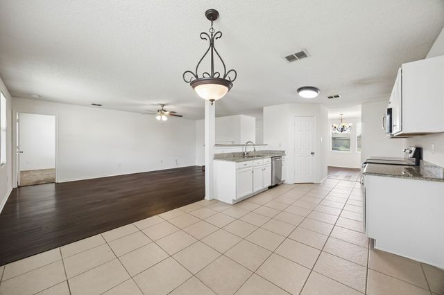 1412 Sunflower Court, Burleson, TX 76028