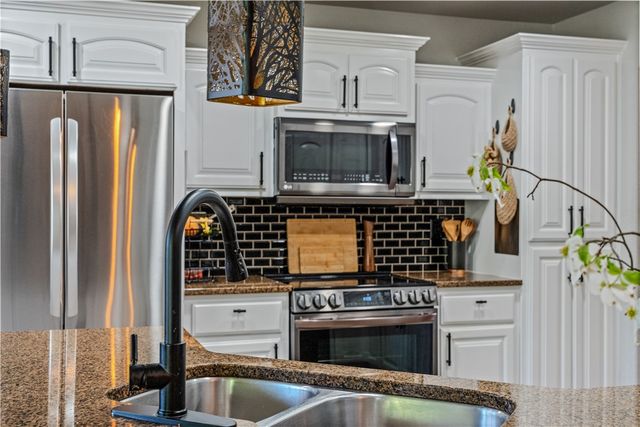 4 Lynher Lane, Bella Vista, AR 72714