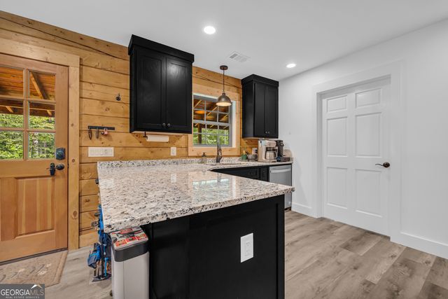 280 Shore Crest Drive, Martin, GA 30557