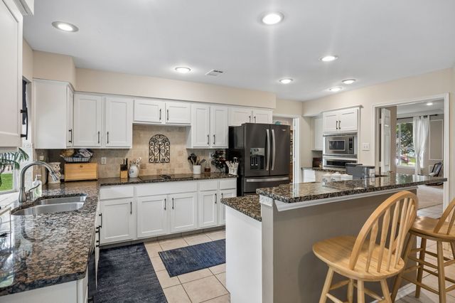 800 Fernwood Court, Highland Village, TX 75077