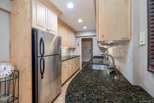 55 Lenox 2N, Rockville Centre, NY 11570