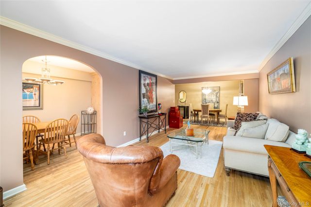 55 Lenox 2N, Rockville Centre, NY 11570