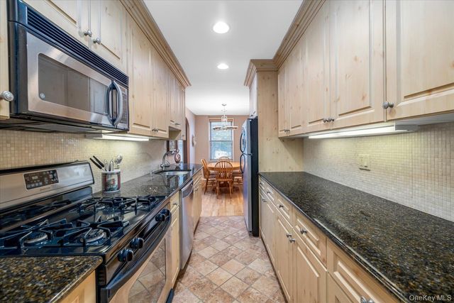 55 Lenox 2N, Rockville Centre, NY 11570