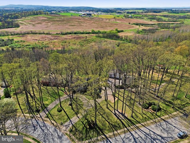 4041 ROBINHOOD, York, PA 17408