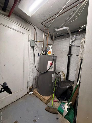 84-06 37th Ave, Jackson Heights, NY 11342