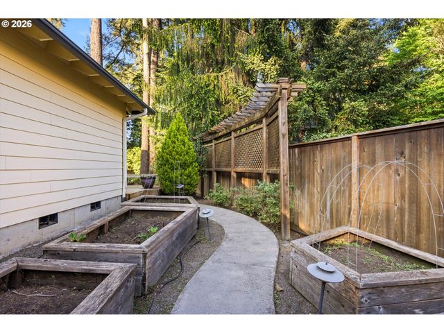 17226 Tualatin St, Lake Oswego, OR 97035