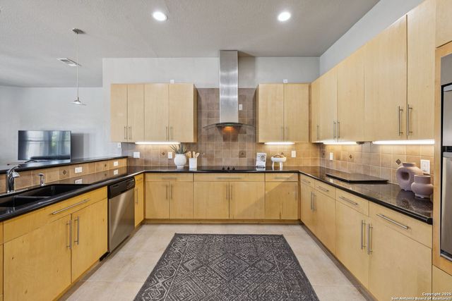 910 Silent Hollow, San Antonio, TX 78260
