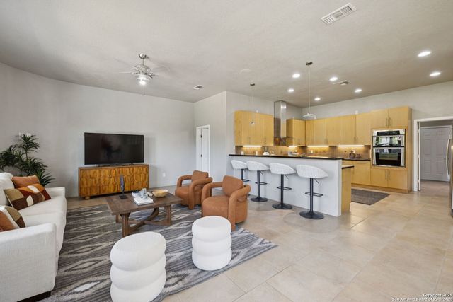 910 Silent Hollow, San Antonio, TX 78260