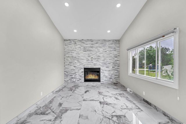 711 E Mary LANE, Oak Creek, WI 53154
