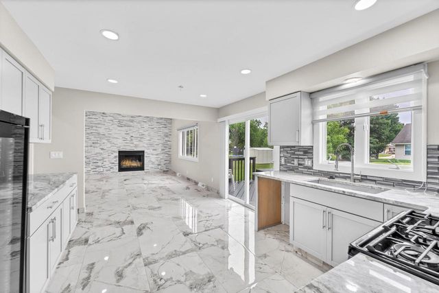 711 E Mary LANE, Oak Creek, WI 53154