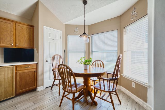 1527 Country Club Cove Dr, Baytown, TX 77521