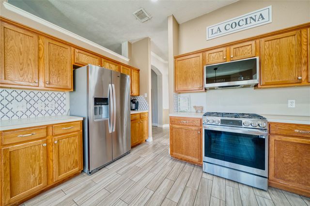 1527 Country Club Cove Dr, Baytown, TX 77521