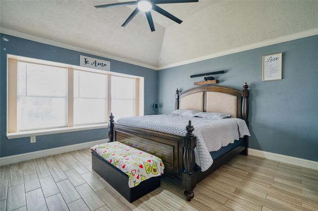 1527 Country Club Cove Dr, Baytown, TX 77521