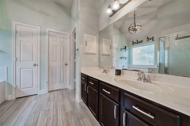 1527 Country Club Cove Dr, Baytown, TX 77521