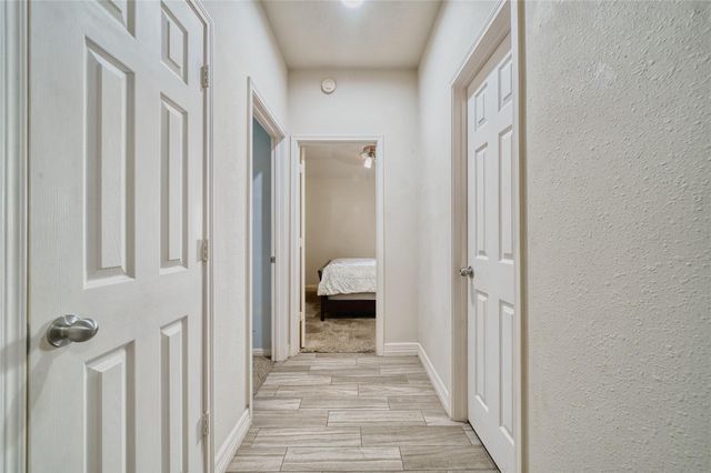 1527 Country Club Cove Dr, Baytown, TX 77521