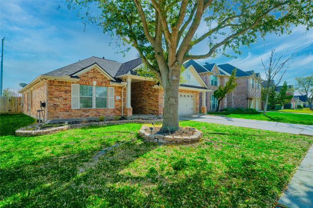 1527 Country Club Cove Dr, Baytown, TX 77521