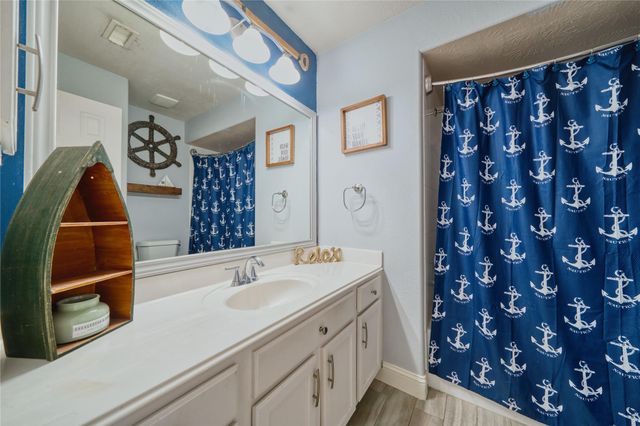 1527 Country Club Cove Dr, Baytown, TX 77521