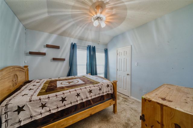 1527 Country Club Cove Dr, Baytown, TX 77521