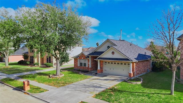 1527 Country Club Cove Dr, Baytown, TX 77521