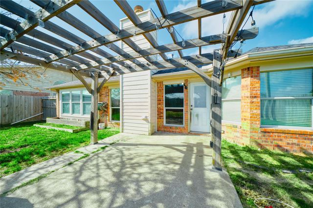 1527 Country Club Cove Dr, Baytown, TX 77521